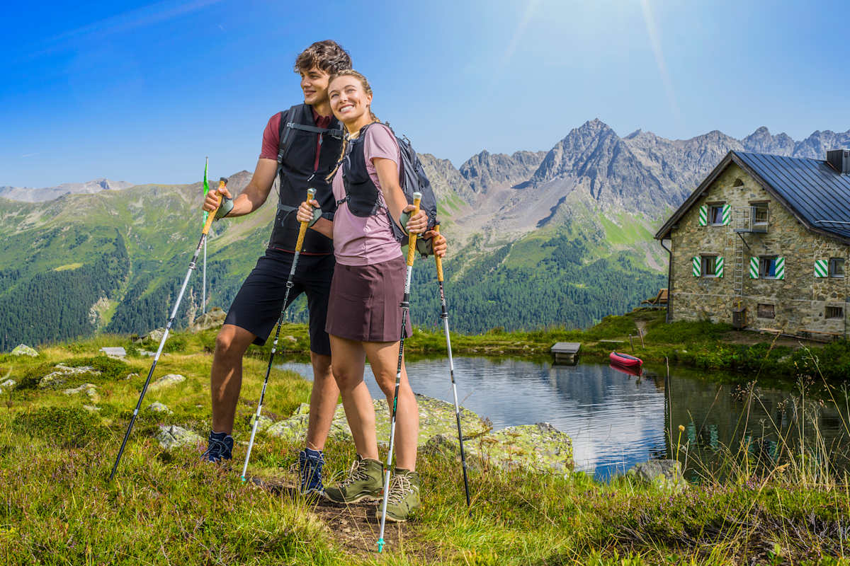 Ein pärchen genießt die Alpen im Paznaun.