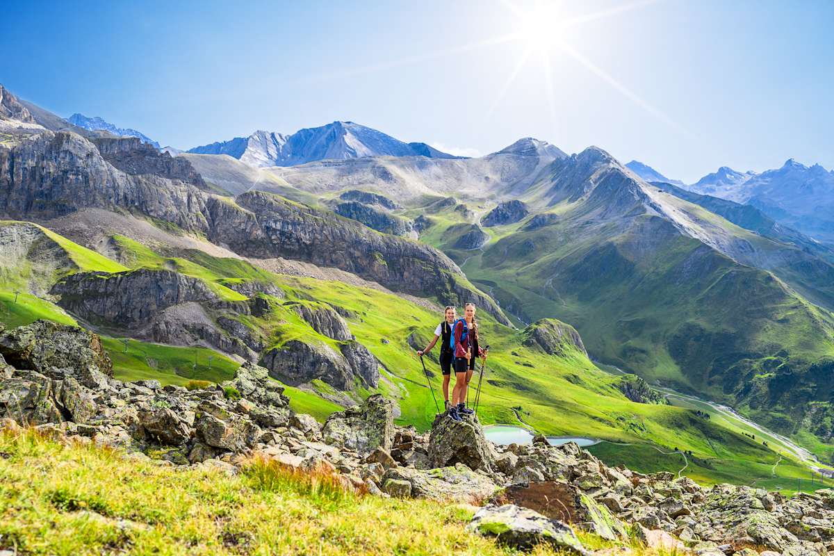 Wanderfreundinnen genießen die atemberaubenden Routen von Ischgl.