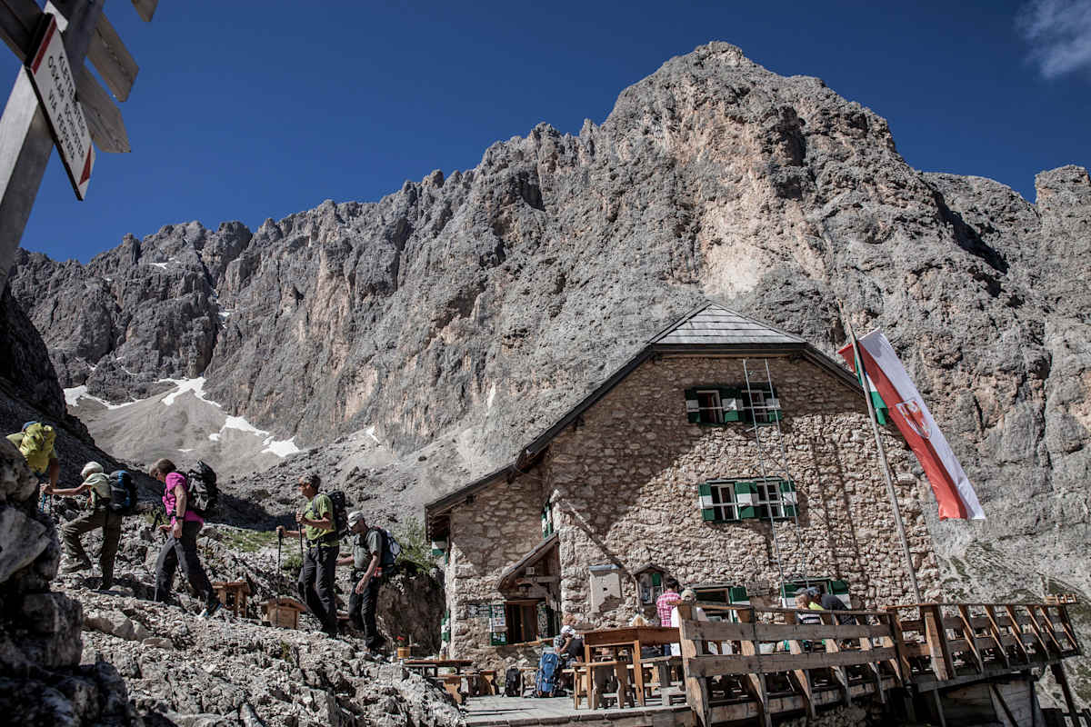 Wie ein riesiges steinernes Monument ragt die Langkofelgruppe fast senkrecht in den Himmel. Da wirkt die an sich große Hütte plötzlich ganz klein.