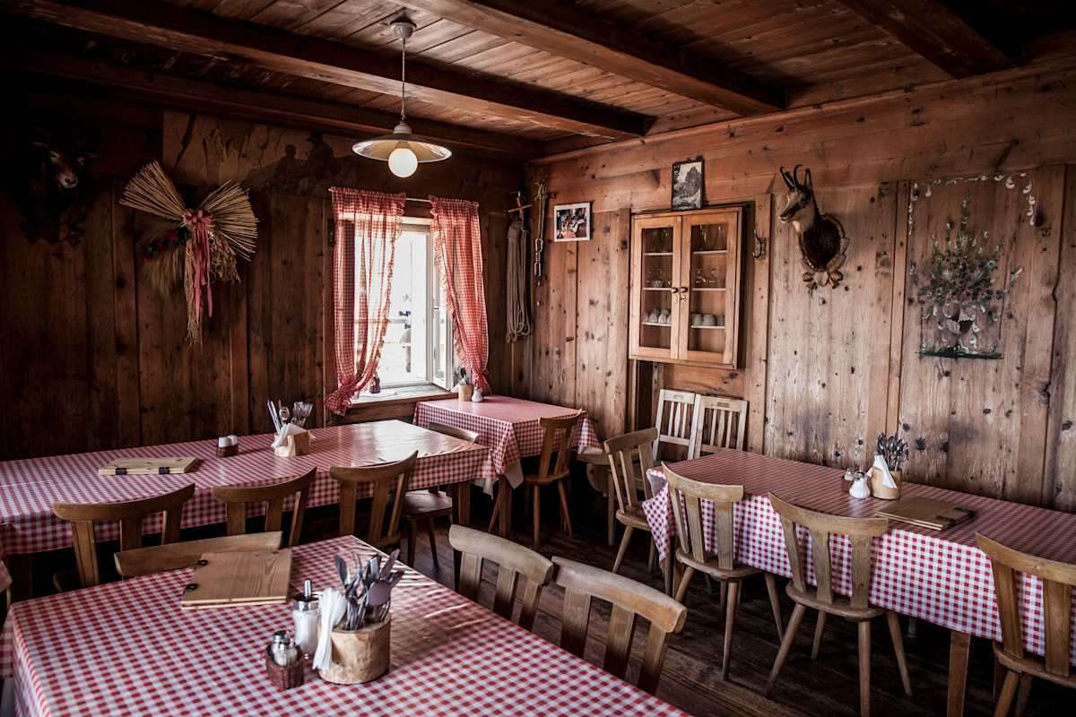 In der alten Stube ist noch die Originalholzvertäfelung erhalten.