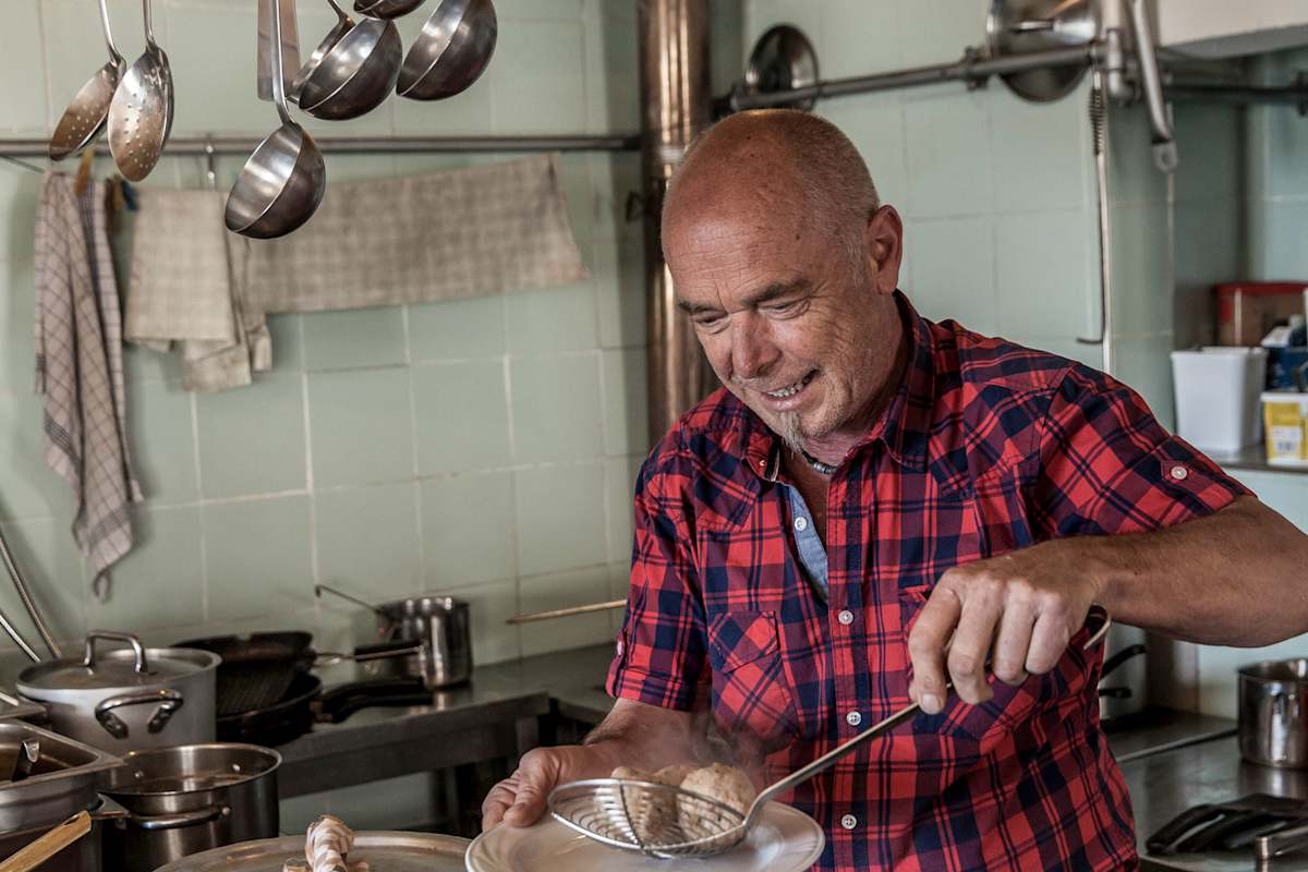 Koch und Wirt Walter Piazza verwöhnt seine Gäste noch persönlich.