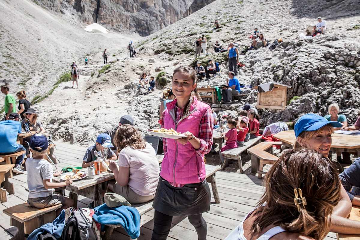  Der Kaiserschmarren, den Kellnerin Julia serviert, wird nach einem Rezept des Hüttenwirts zubereitet.
