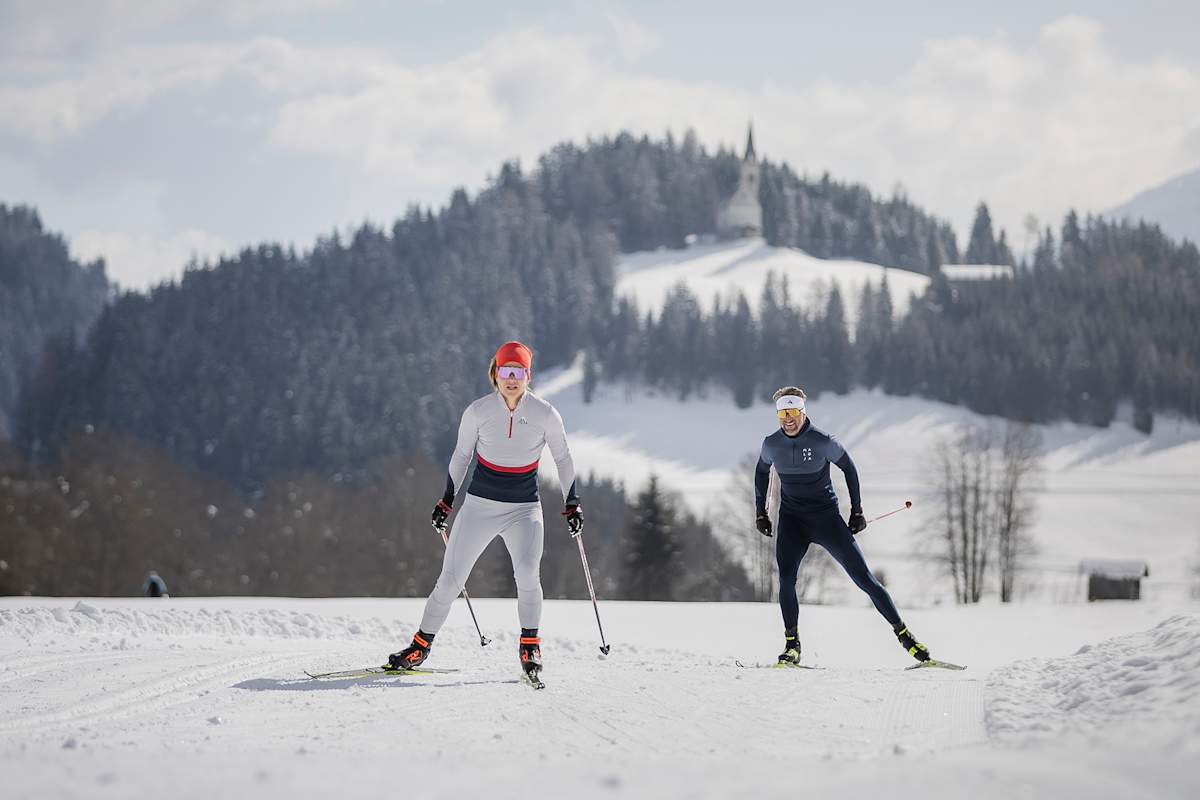 Eine Frau und ein Mann sind in der Ferienregion Sterzing-Ratschings-Gossensass langlaufen.