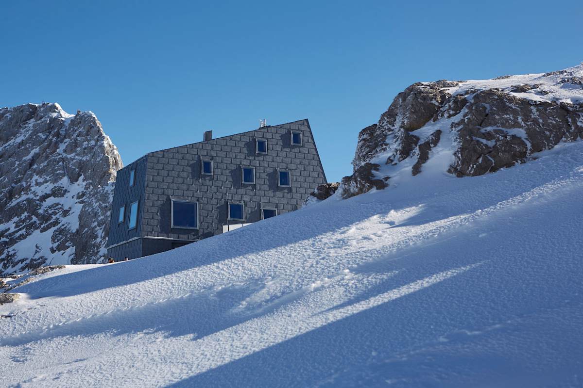 Die moderne Seethalerhütte am Dachstein sucht 2026 neue Pächter.
