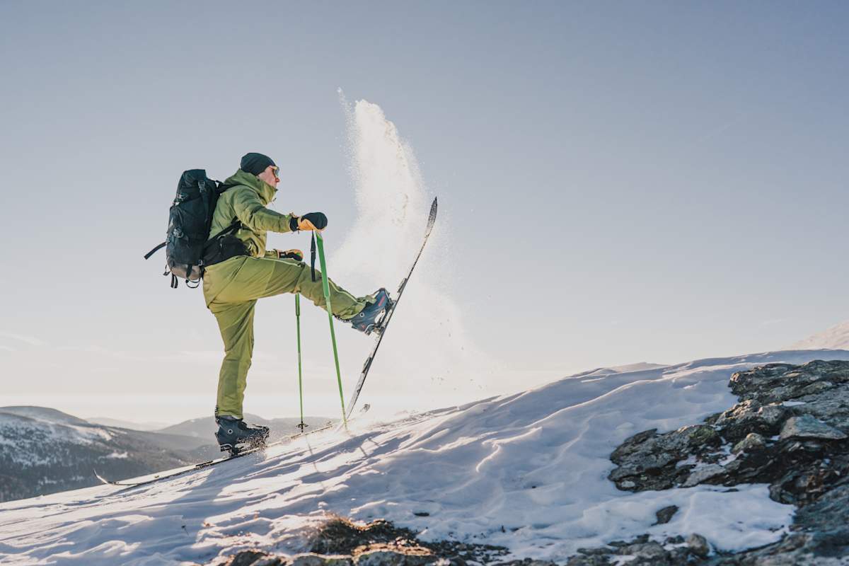 Bevor es ernst wird, lohnt es sich an einem sicheren Standort die Harscheisen anzulegen. Der perfekte Snack für die Pause: Die g´schmackigen Salamisticks von Loidl – schmecken köstlich, sind ganz leicht und passen in jeden Rucksack.