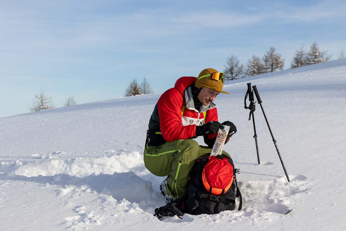 Neue Energie tankt Alex Payer auf Skitour am liebsten mit seinen geliebten Salami Sticks von Loidl.