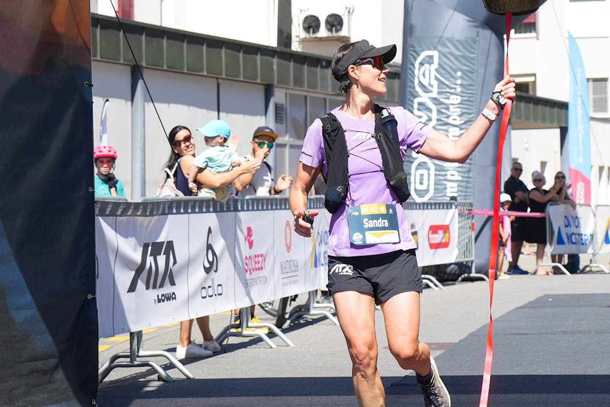 Sandra Saitner beim Zieleinlauf des „Madrisa Trail Klosters 2025 presented by LOWA”.