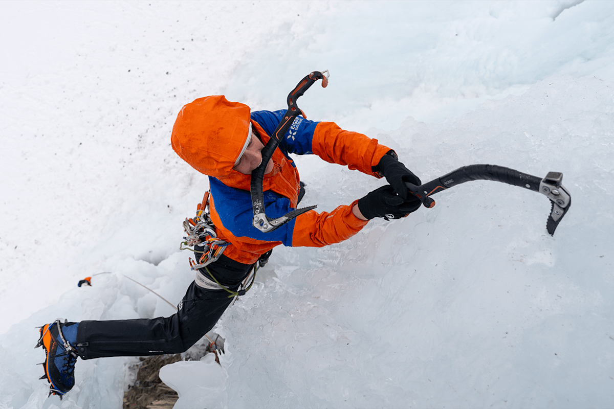 Alpinistin Franziska Schönbächler beim Eisklettern in den Bergen.