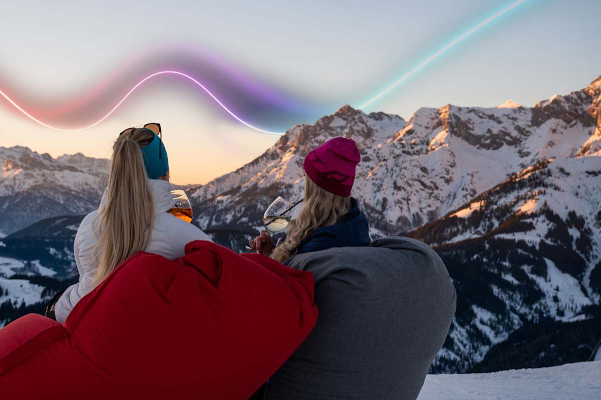 Zwei Frauen sitzen auf einem Sitzsatz und genießen den Ausblick auf dem Hochkönig.