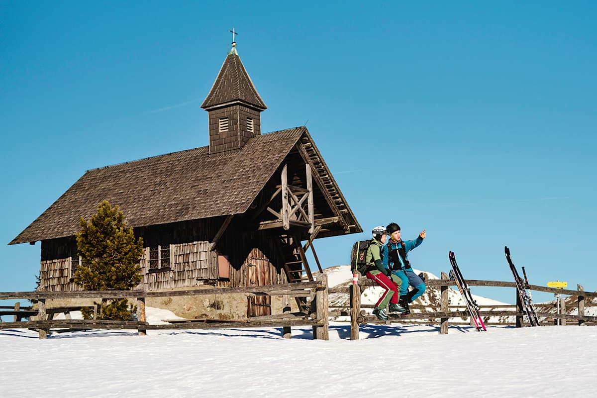 Malerisch – so könnte man die Lorettokapelle inmitten des weißen Schneegewandes beschreiben. Hier ist Entschleunigung garantiert.