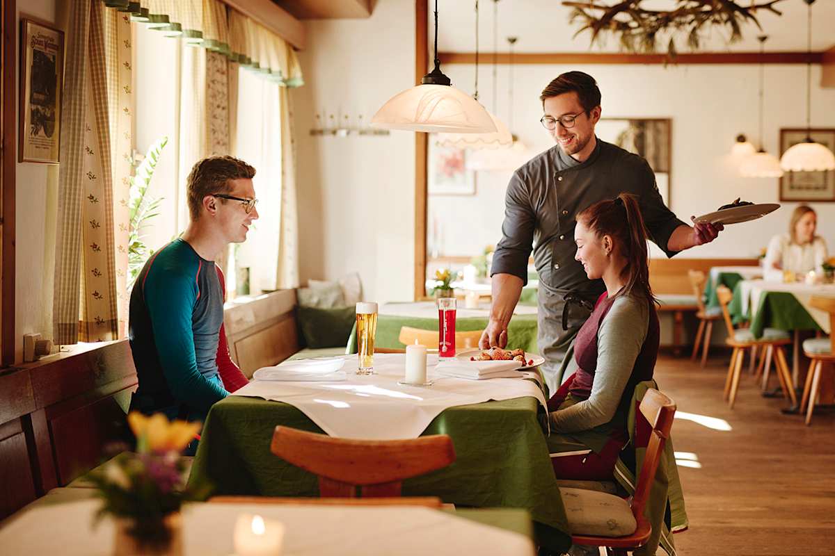 In der gemütlichen Gaststube werden Skitourengeher und Naturliebhaber vom Duft aus der Küche begrüßt.