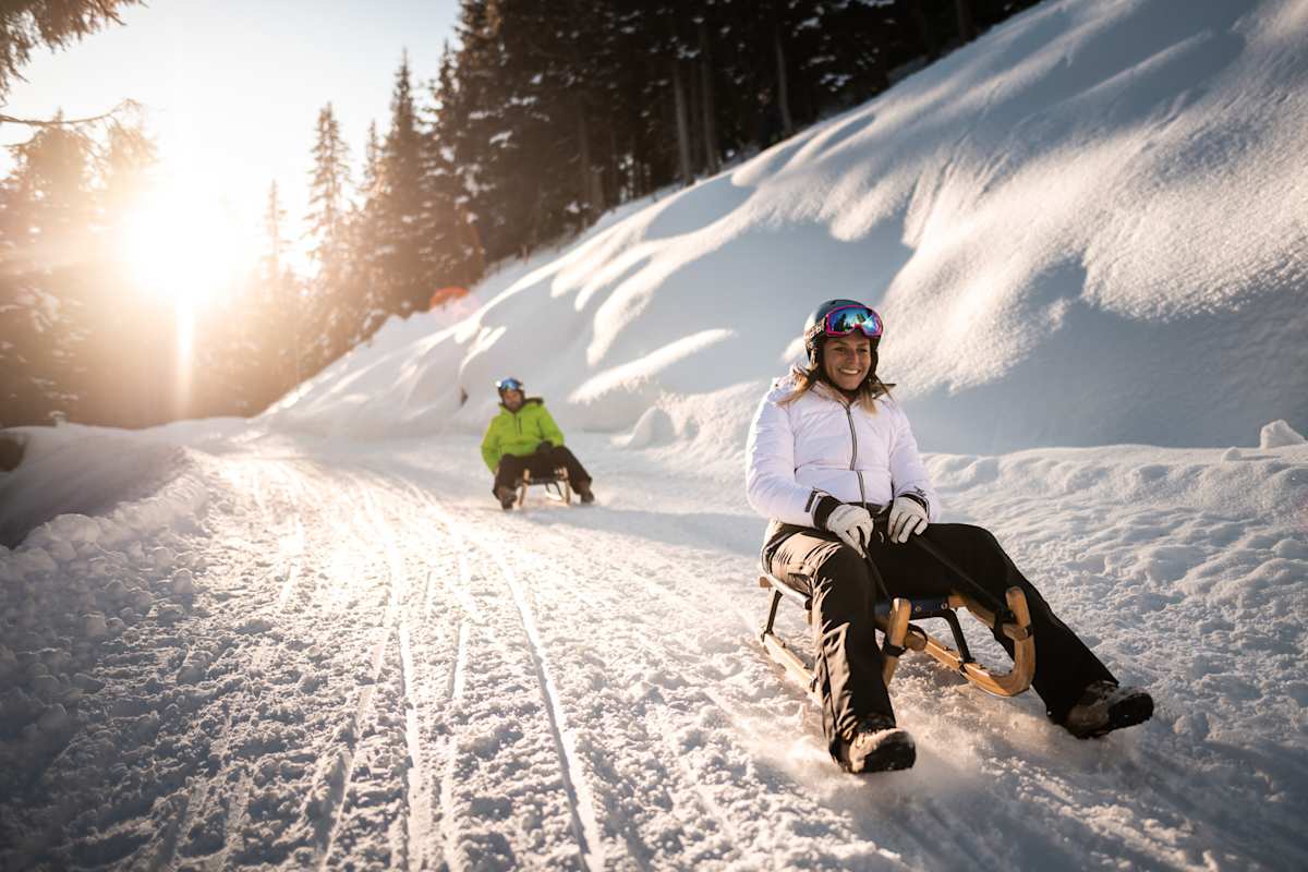 Das Rodeln im Winter bringt Spaß und Aufregung, während die Teilnehmer in ihren Schlitten die verschneiten Pisten hinunter sausen und die kalte Luft voller Freude durchströmt.