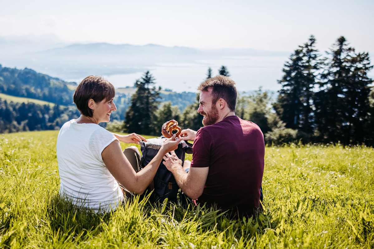 Brotzeit mit Blick auf den Bodensee – auf dem Premium-Wanderweg Berg & See sind malerische Tiefblicke garantiert.