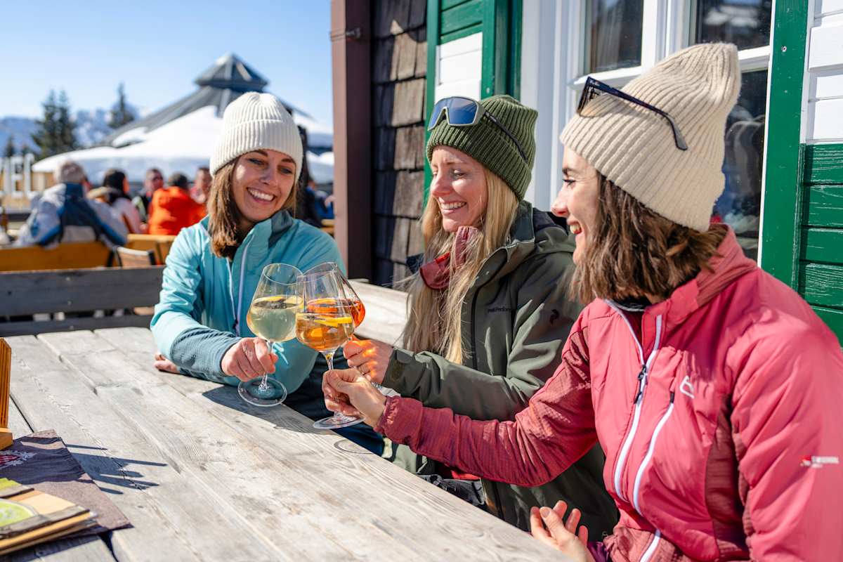 Auf den Gipfelerfolg kann man gemütlich auf der Terrasse der Krummholzhütte anstoßen.