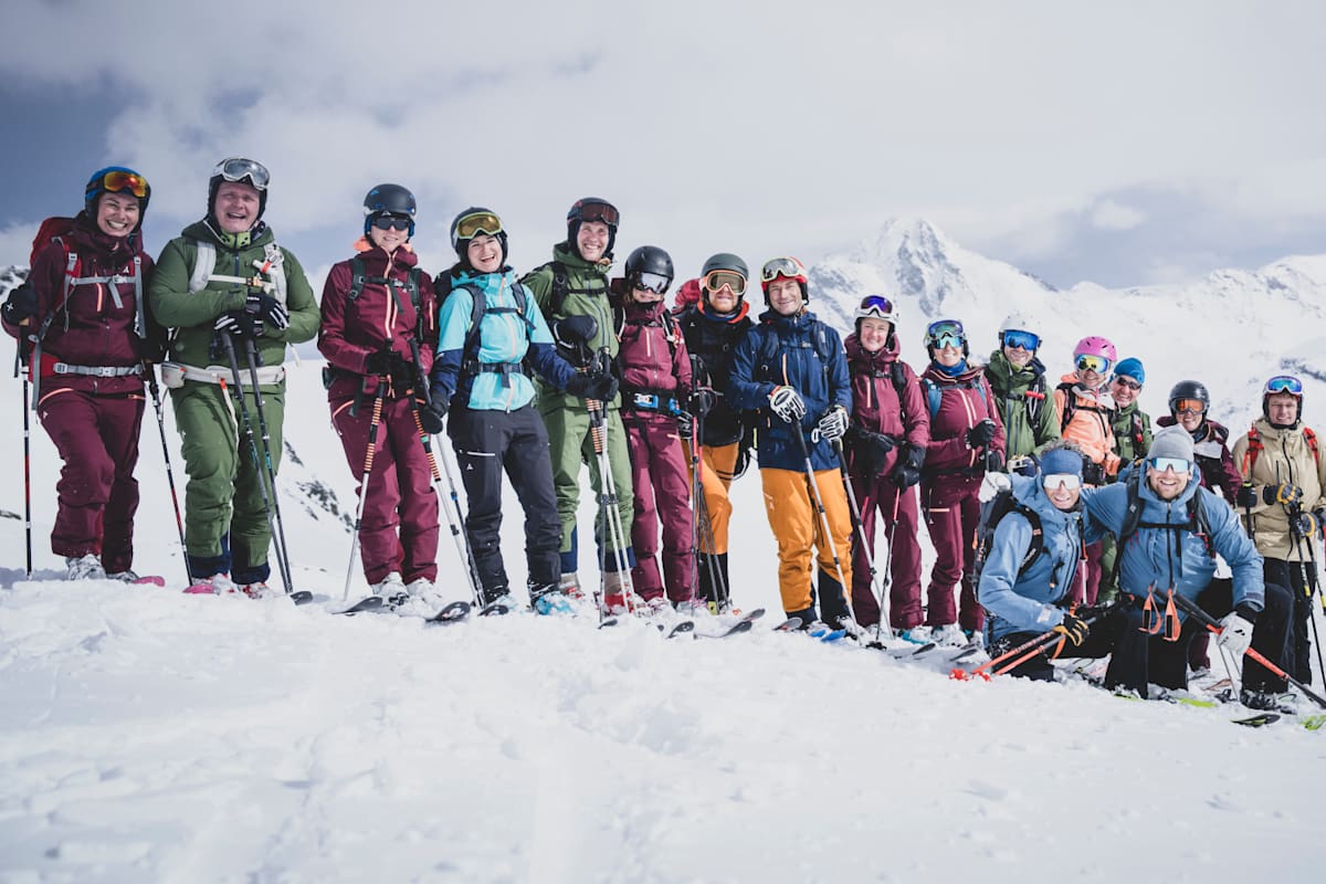 Die glücklichen Teilnehmer am Ende eines unvergesslichen Skitouren-Wochenendes.