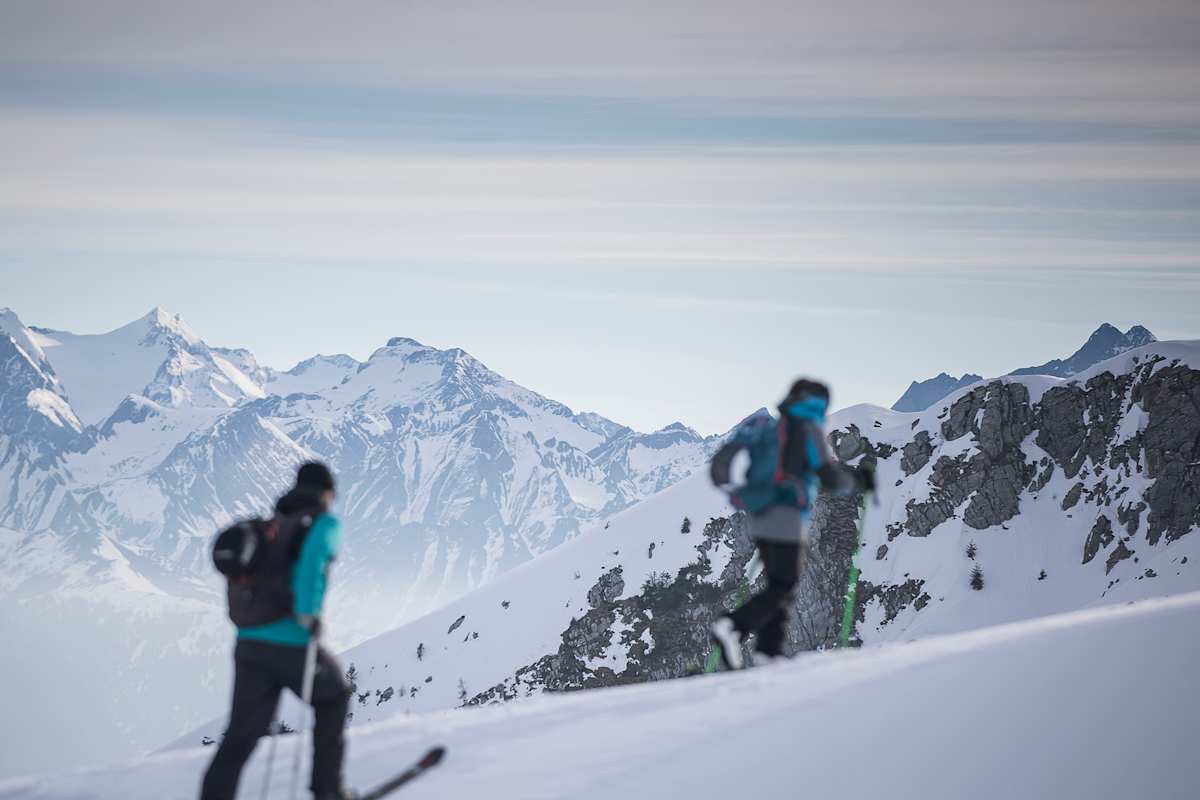 Ein Mann und eine Frau sind in Sterzing-Ratschings-Gossensass auf Skitour.