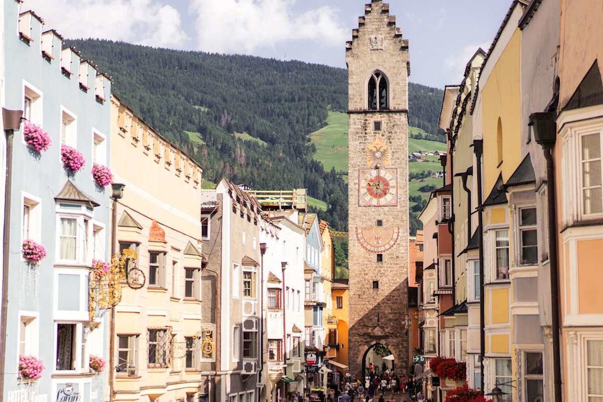 Bei einem Stadtbummel durch Sterzing lässt sich der Tag entspannt ausklingen.