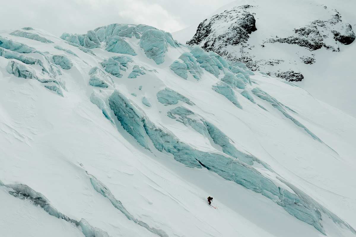 Ein Skitourengeher fährt einen unberührten Hang auf der Urner Haute Route hinunter.