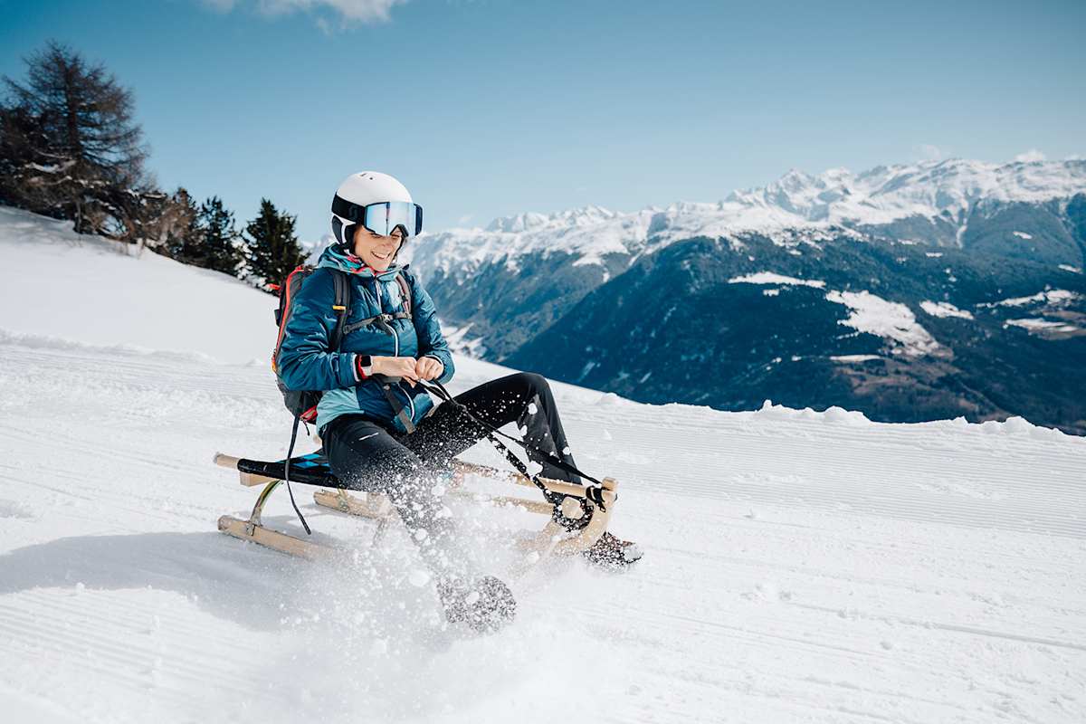 Wilde Flitzer, die auf ungebremsten Abfahrtsspaß stehen, können auf Schlitten kilometerlange und kurvenreiche Naturrodelbahnen hinabflitzen.