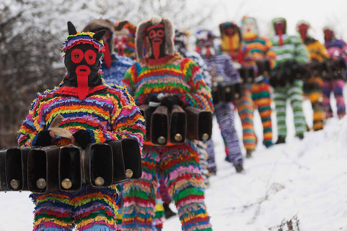 Beim uralten Stilfser Lärmritual "Klosn" in Stilfs ziehen "Scheller", "Esel" und "Tuifel" in furchterregenden Masken und wilden Gewändern lärmend durch die Straßen.