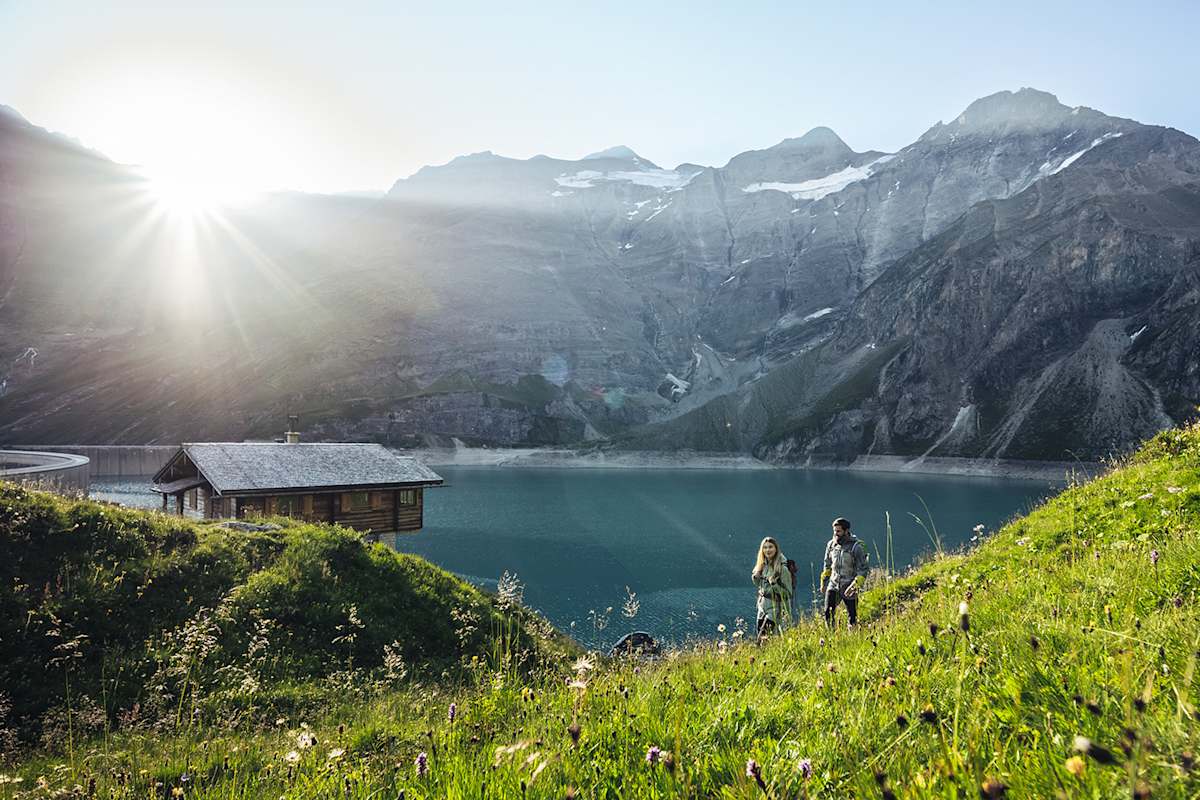 Eine Frau und ein Mann wandern bei den Hochgebirgsstauseen Kaprun.