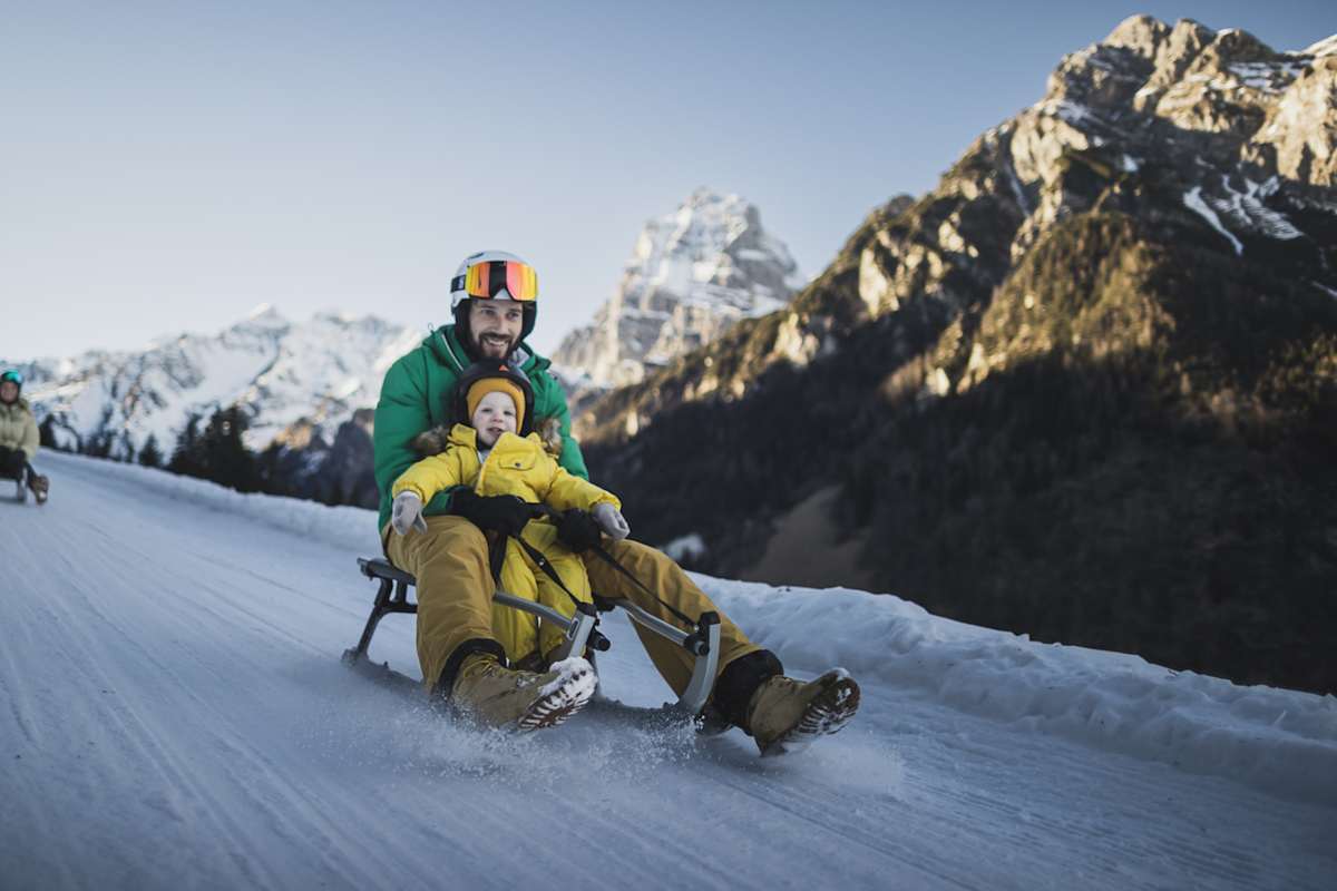 Jede Menge Spaß für Jung und Alt: Auf den Rodelbahnen der Ferienregion Sterzing-Ratschings-Gossensass rast du rasant zu Tal.