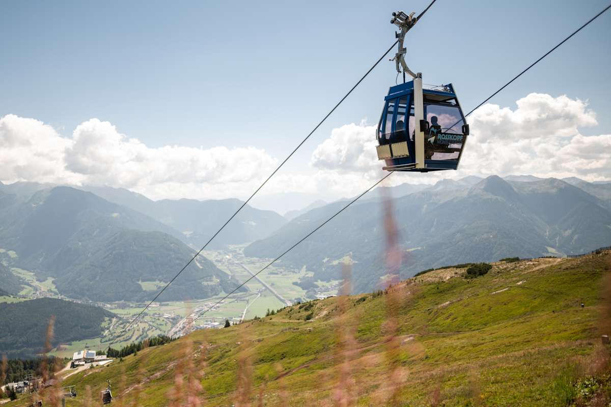Der Sterzinger Hausberg Rosskopf ist dank Gondel von der Stadt aus schnell erreichbar.