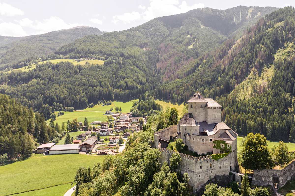 Die Burg Reifenstein liegt nur wenige Kilometer südlich von Sterzing. Sie ist bekannt für ihre beeindruckenden Fresken und ihre strategische Lage.