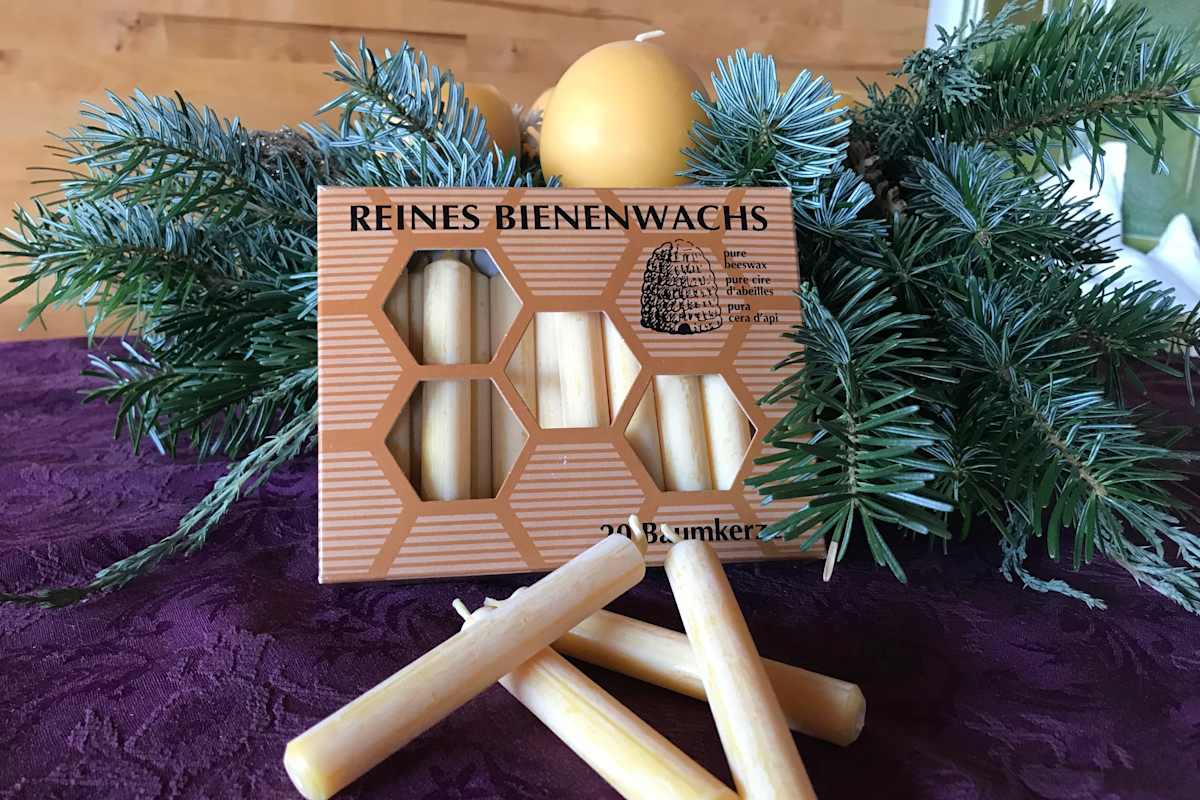 Reine Bienenwachskerzen sind die beste Option und riechen zudem sehr gut.