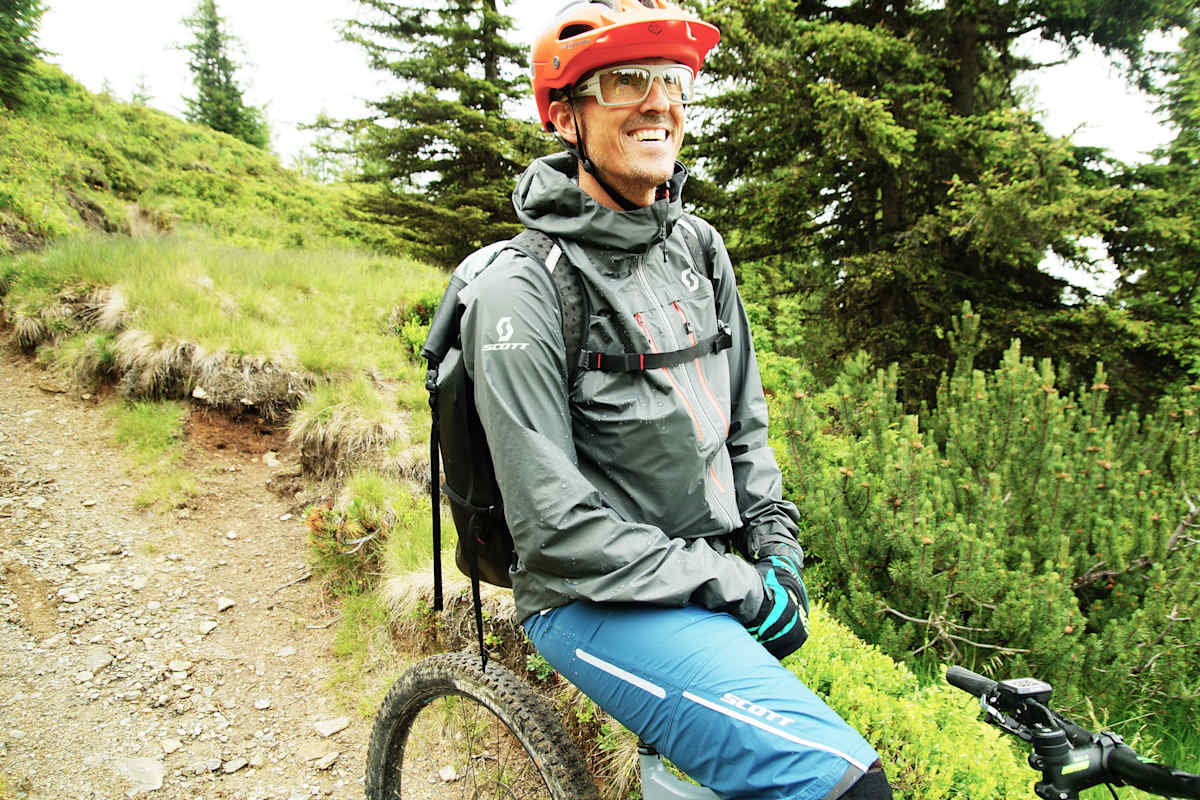 Biken bei Regen: MTN Dryo Jacke und -Short von Scott