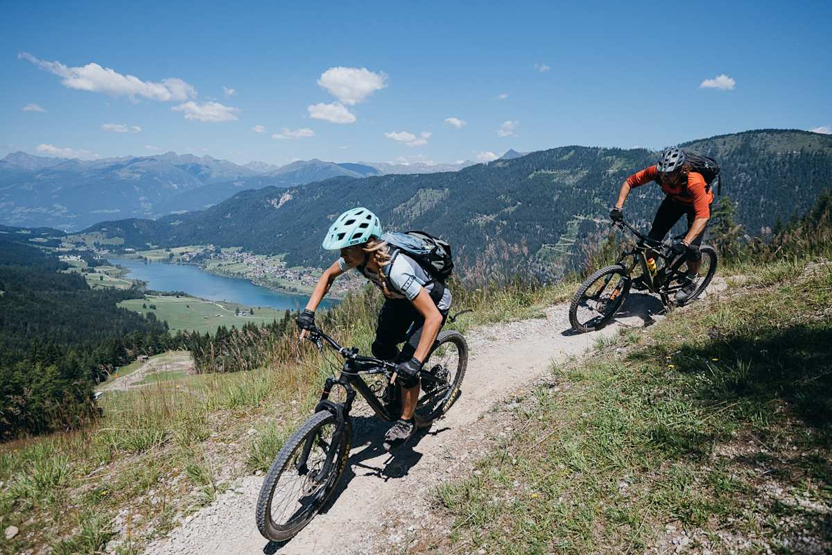 Auf der Goldtour genießt man immer wieder tolle Tiefblicke auf den Weissensee.