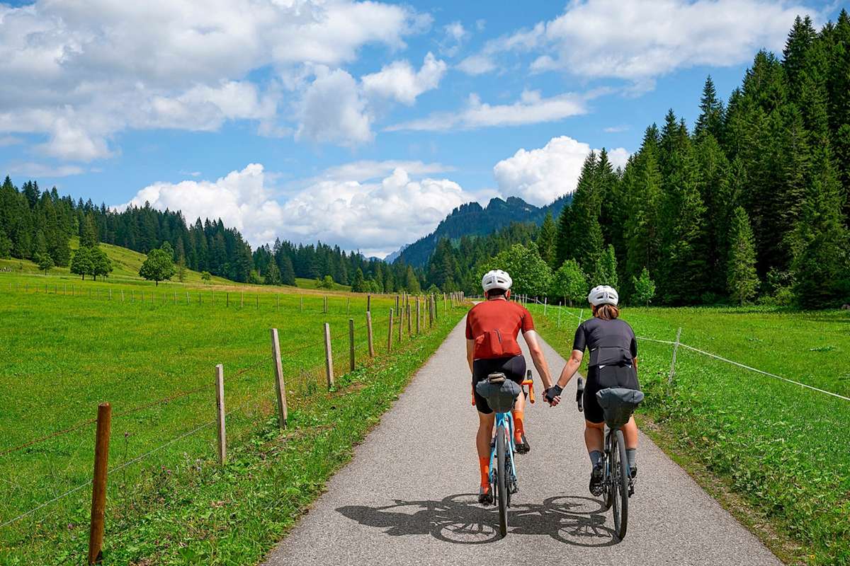 Zwei Radfahrer halten sich die Hände während der Tour.