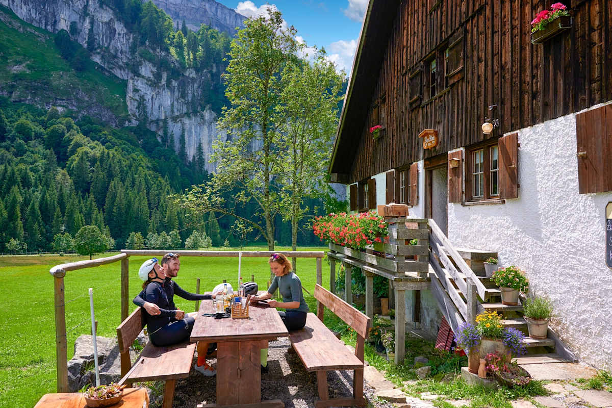 Die Radfahrer kehren auf einer Hütte ein.