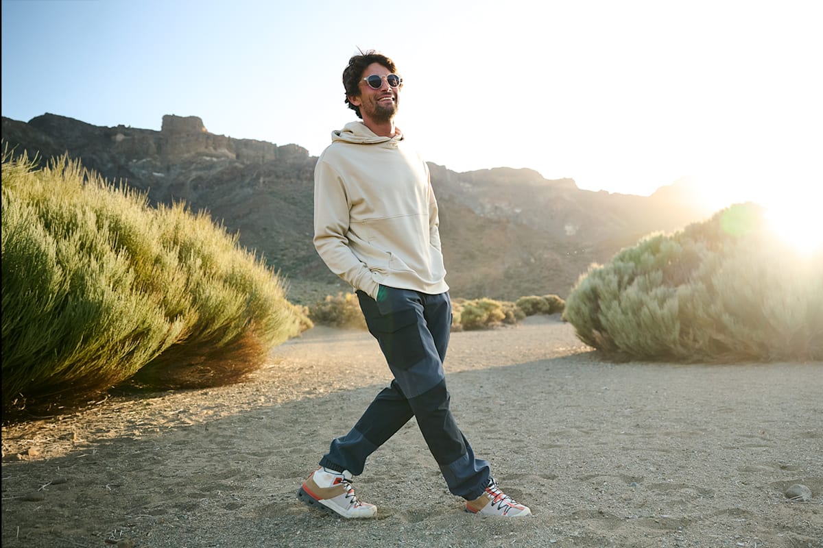 Ein Mann mit Kleidung von Maier Sports auf dem Strand in Tenerifa.