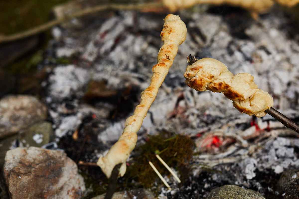 Den Teig für circa 10 Minuten über der Glut grillen
