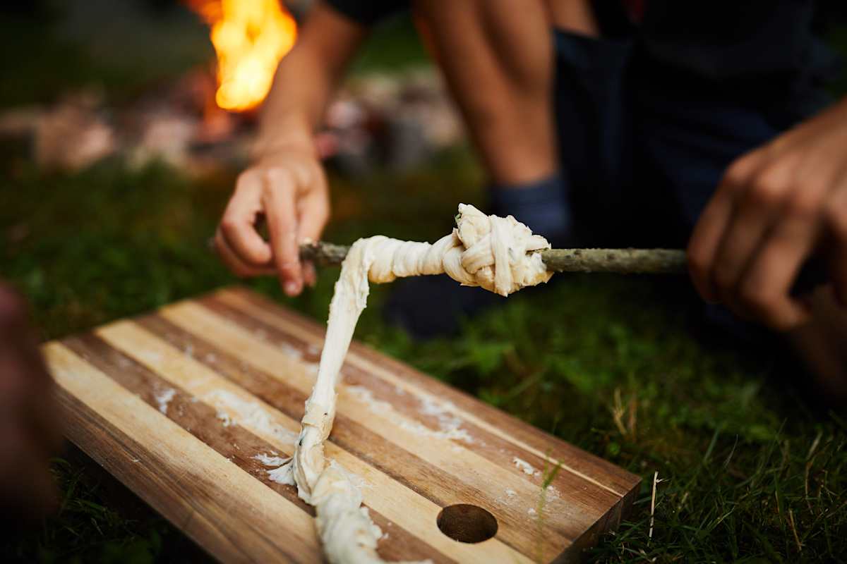 Den Teig in beliebiger Dicke um den Holzstock wickeln