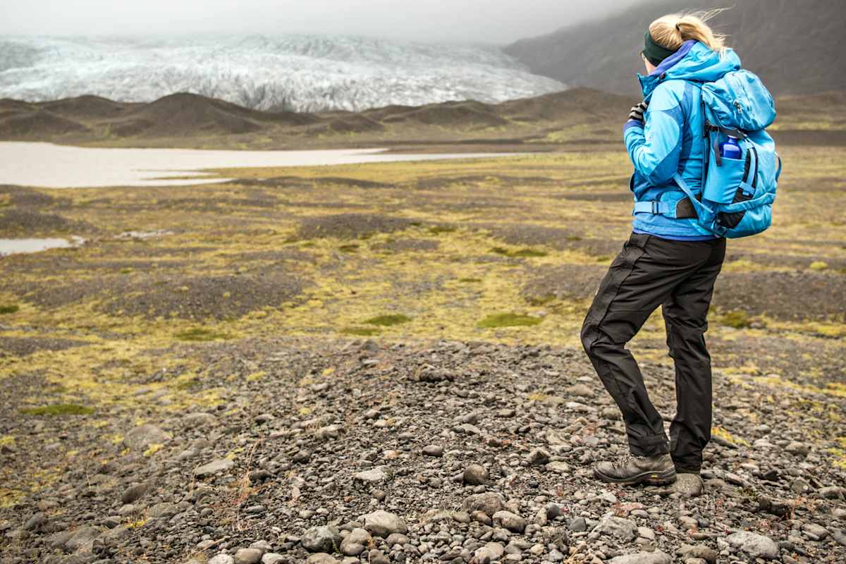 Frau Blickt auf den Gletscher Fláajökull und die vorgelagerten Gletschermoränen im Osten Islands