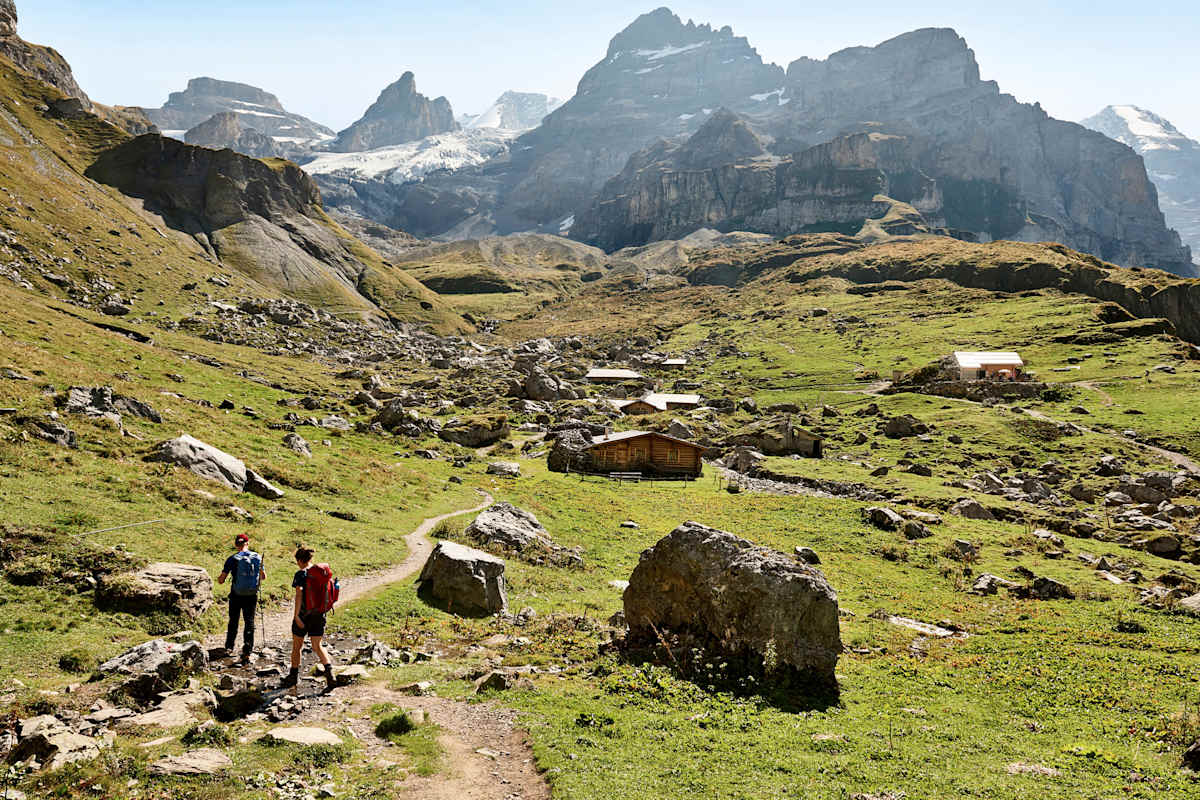 Zwei Wanderer beim Aufstieg.