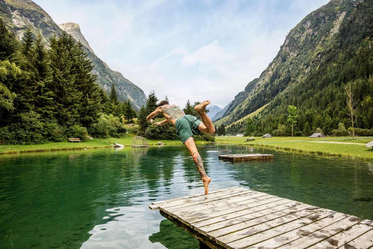 Blick über einen Bergsee.