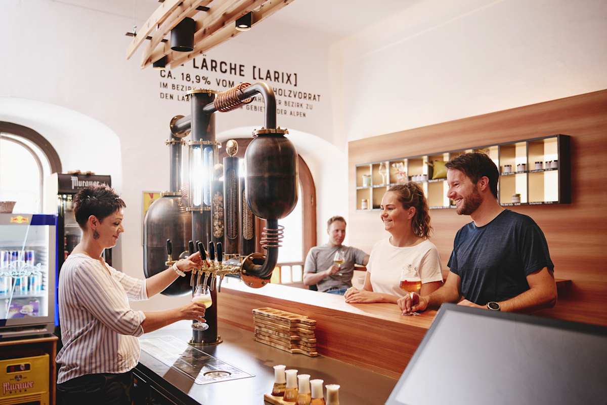 Das Einkaufserlebnis in der Bierapotheke macht mit einem edlen Murauer Malzgetränk gleich doppelt so viel Spaß.