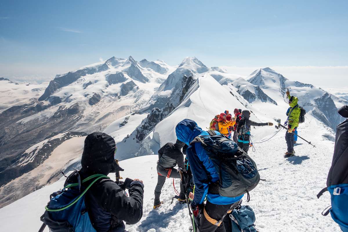 Bergsteiger am Gipfel des Breithorns