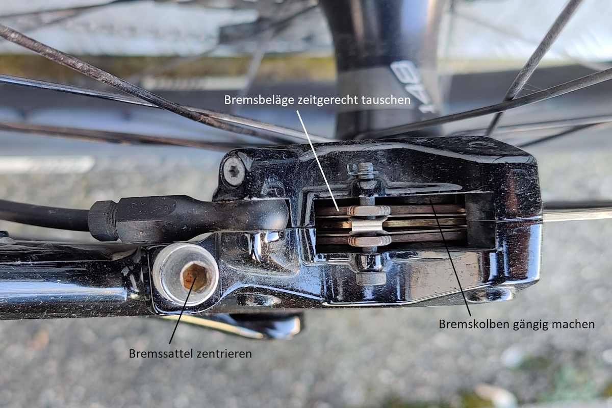 Bremskolben, Bremssattel und Bremsbelege eines Mountainbike in Nahaufnahme