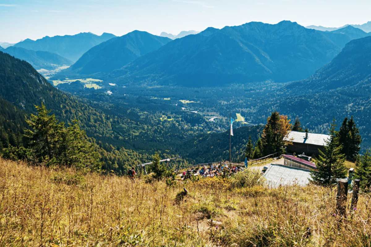 Die Brunnenkopfhäuser hoch über dem Graswangtal in Bayern