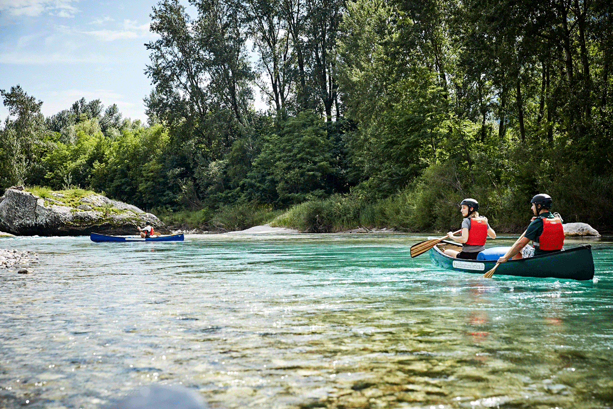 Vorn beginnt ein Abschnitt mit Stromschnellen. Claudio fährt voran, die anderen Boote folgen seinem Kurs.