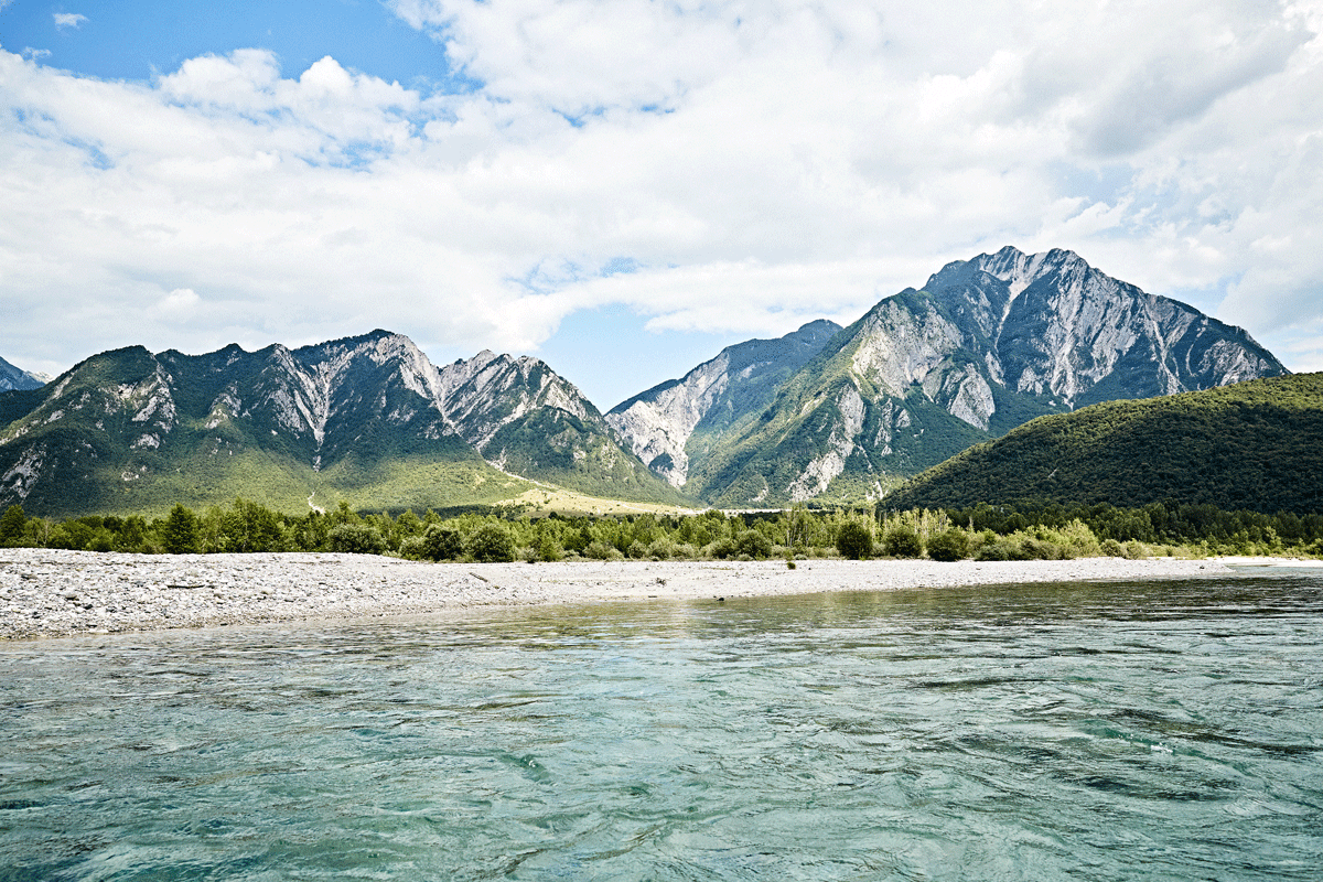 Der Monte Chiampon (rechts) erhebt sich über dem Dorf Gemona del Friuli.