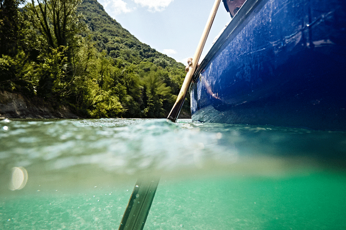Das Holzpaddel sticht ins Wasser, man zieht und sticht und zieht...