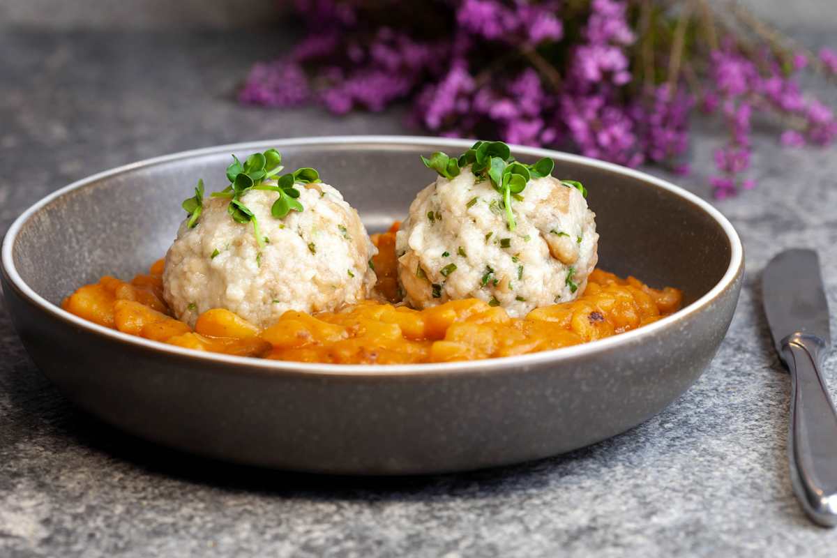 Erdäpfelgulasch mit zwei Knödeln
