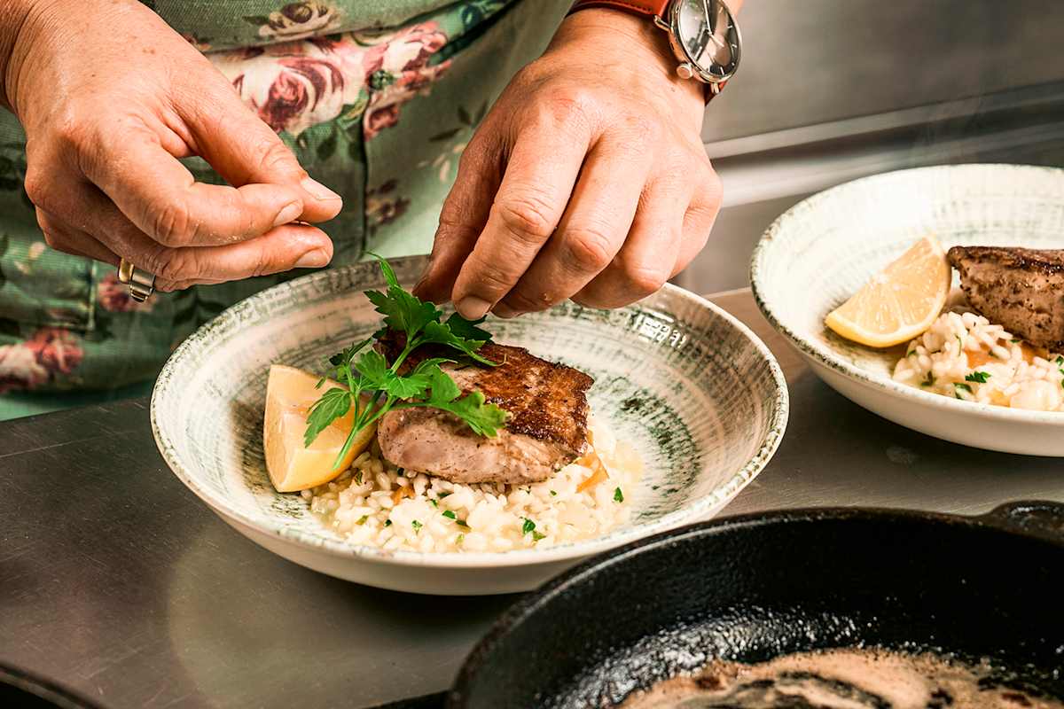 Ilses kocht Risotto mit gebratenem Wels.