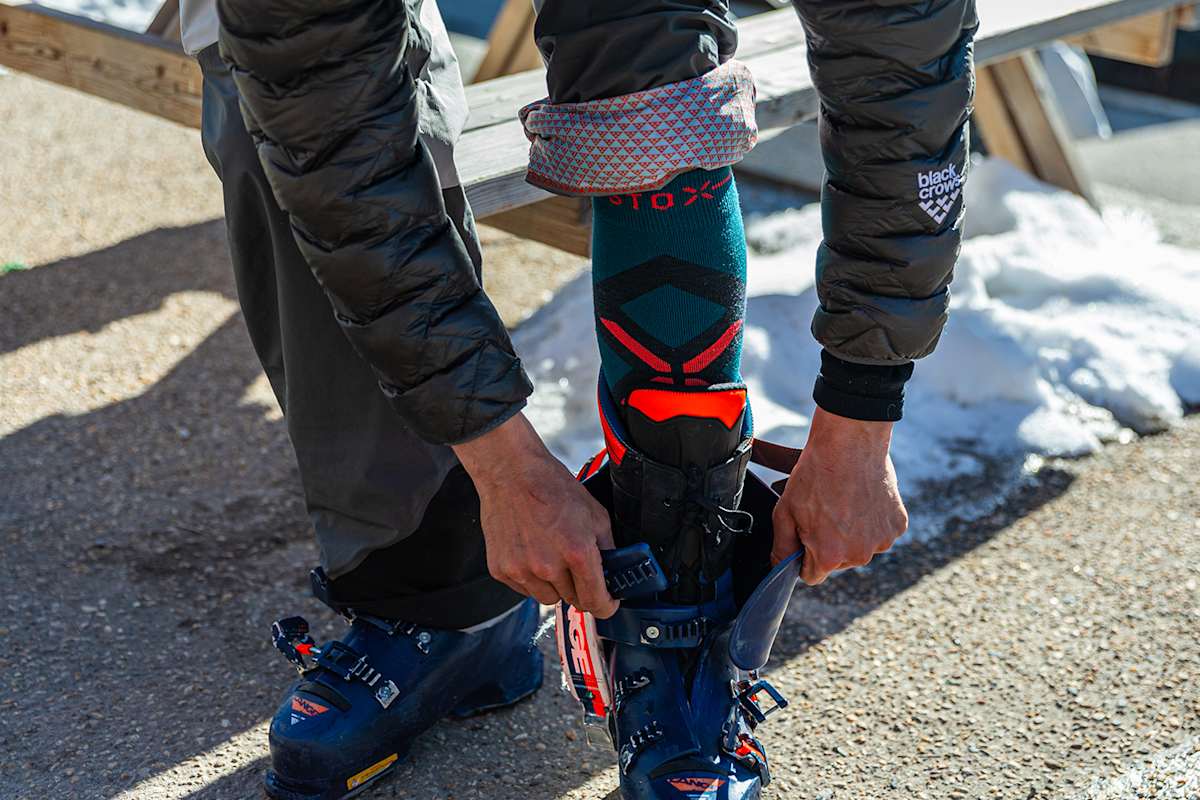 Skisocken von STOX bieten den Beinen Unterstützung, verbessern die Durchblutung und sorgen für mehr Komfort.