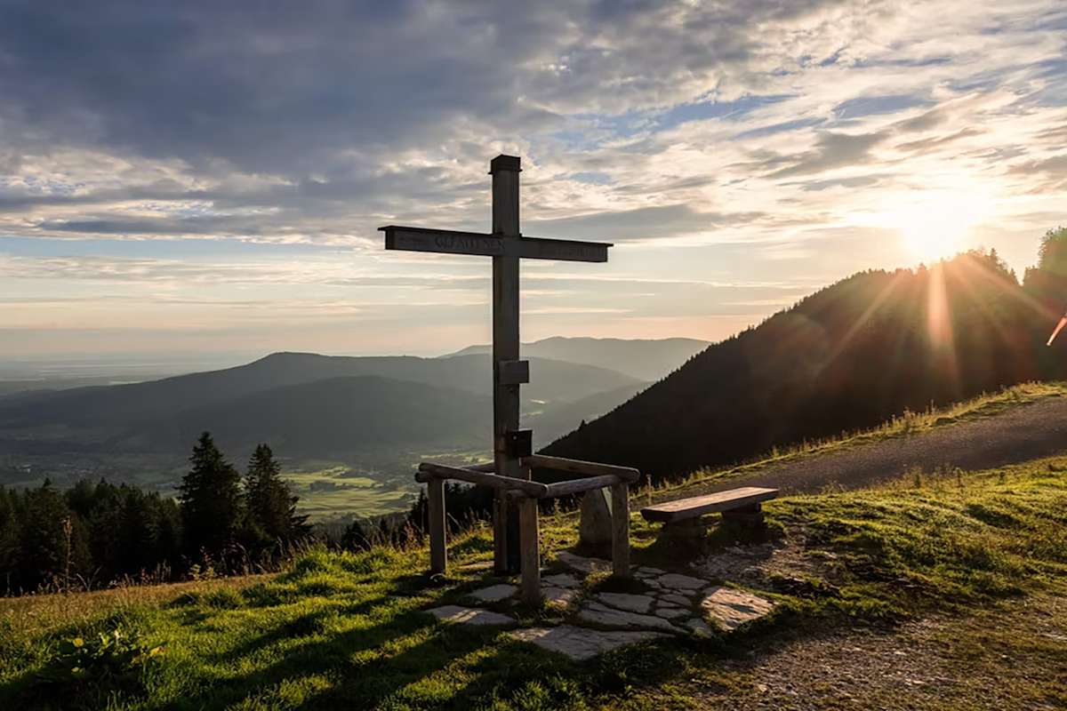 Gipfelkreuz an der Bergwachthütte